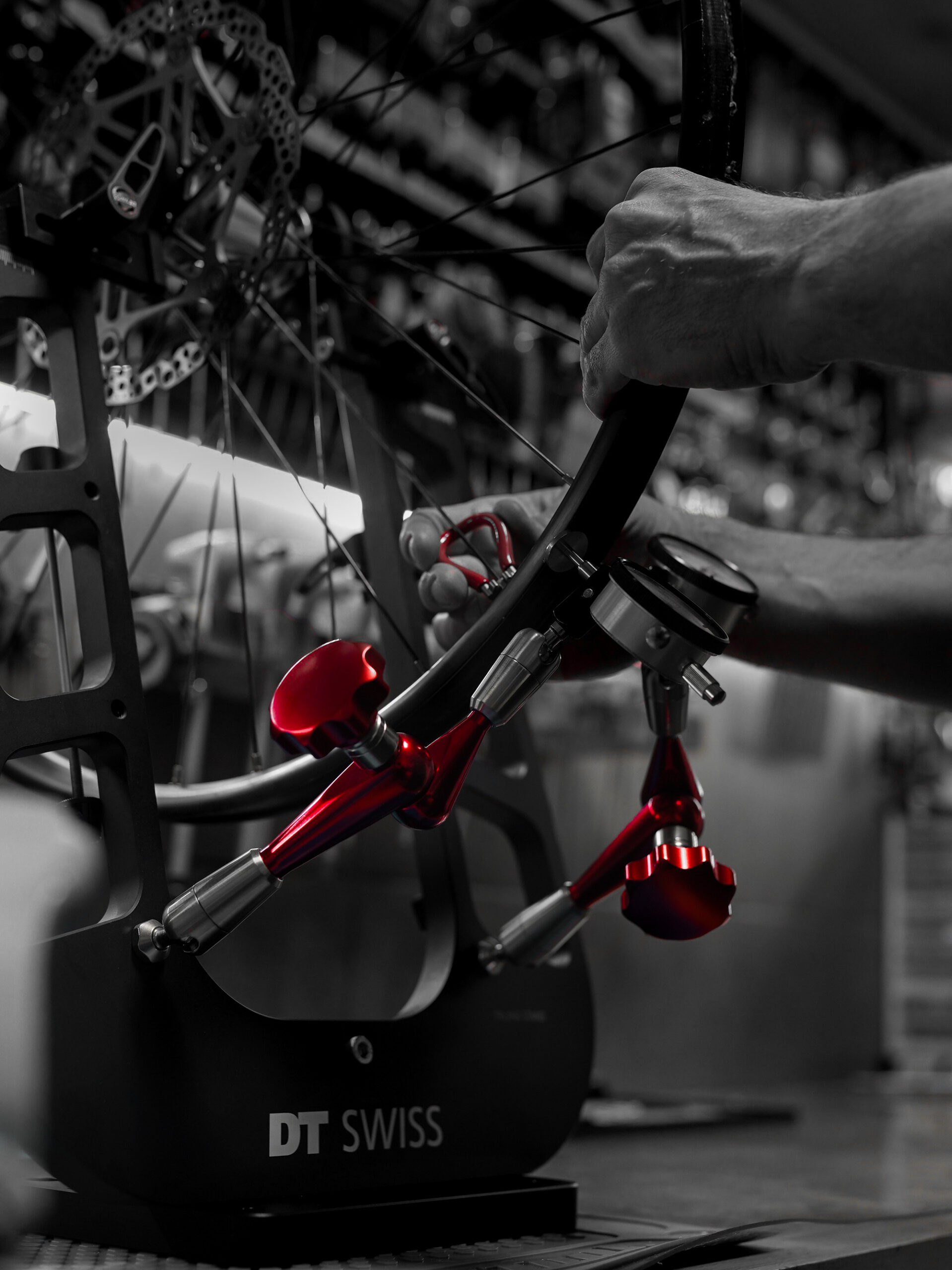 Zdjęcie pokazujące proces naprawy roweru w serwisie Santa